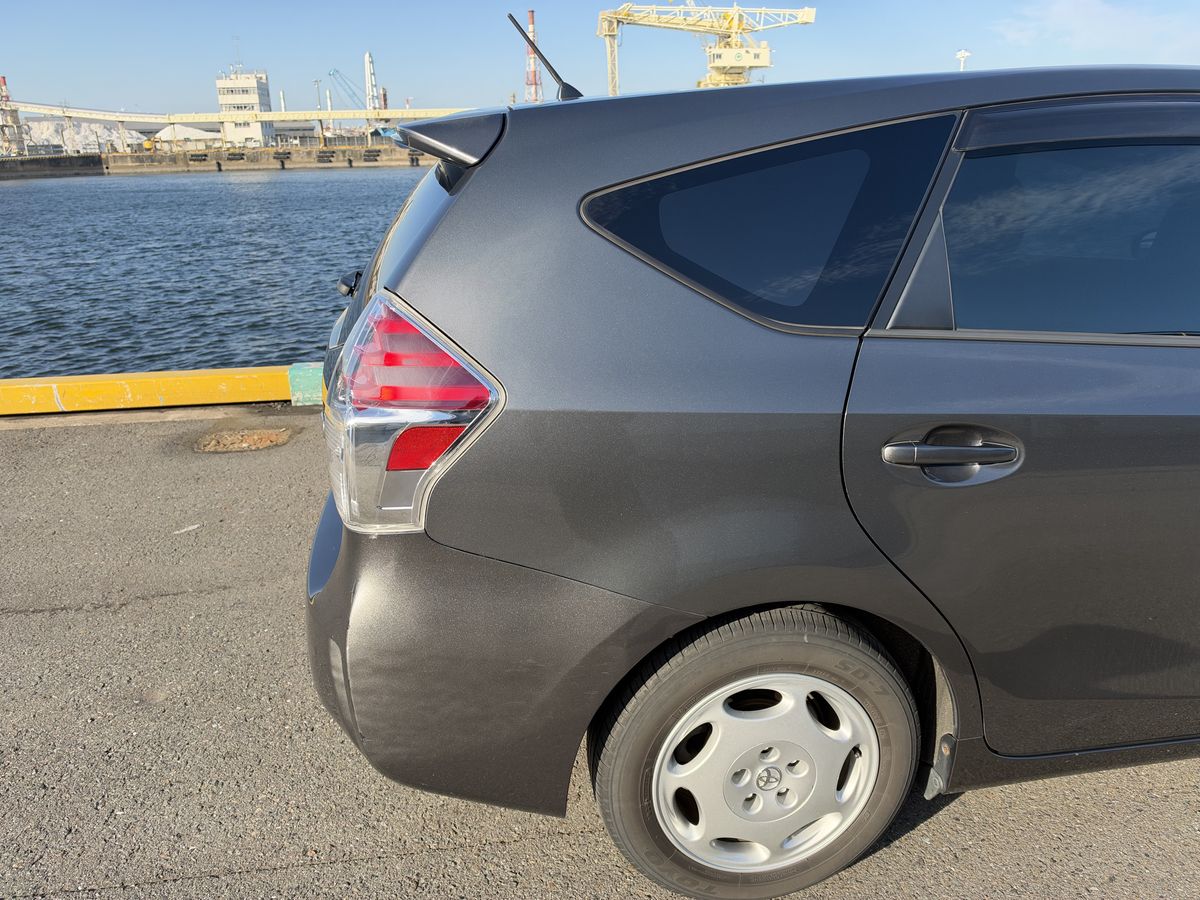 The rear bumper of a grey car